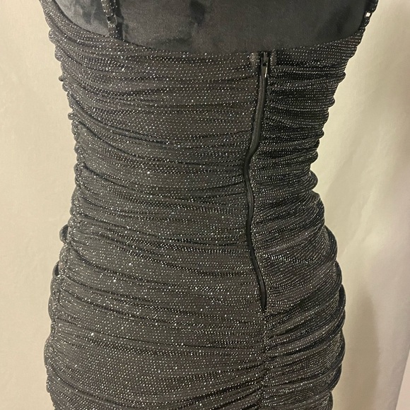 Women’s black gown, fits a size 6, floor length with train. - Picture 3 of 10